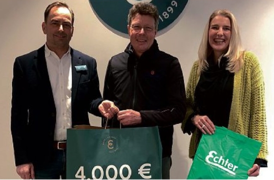 Christian Echter und Hausleitung Katja Ferrara übergeben 4000€ an an Christian Hüsken von der Tafel Weilheimübergab. 